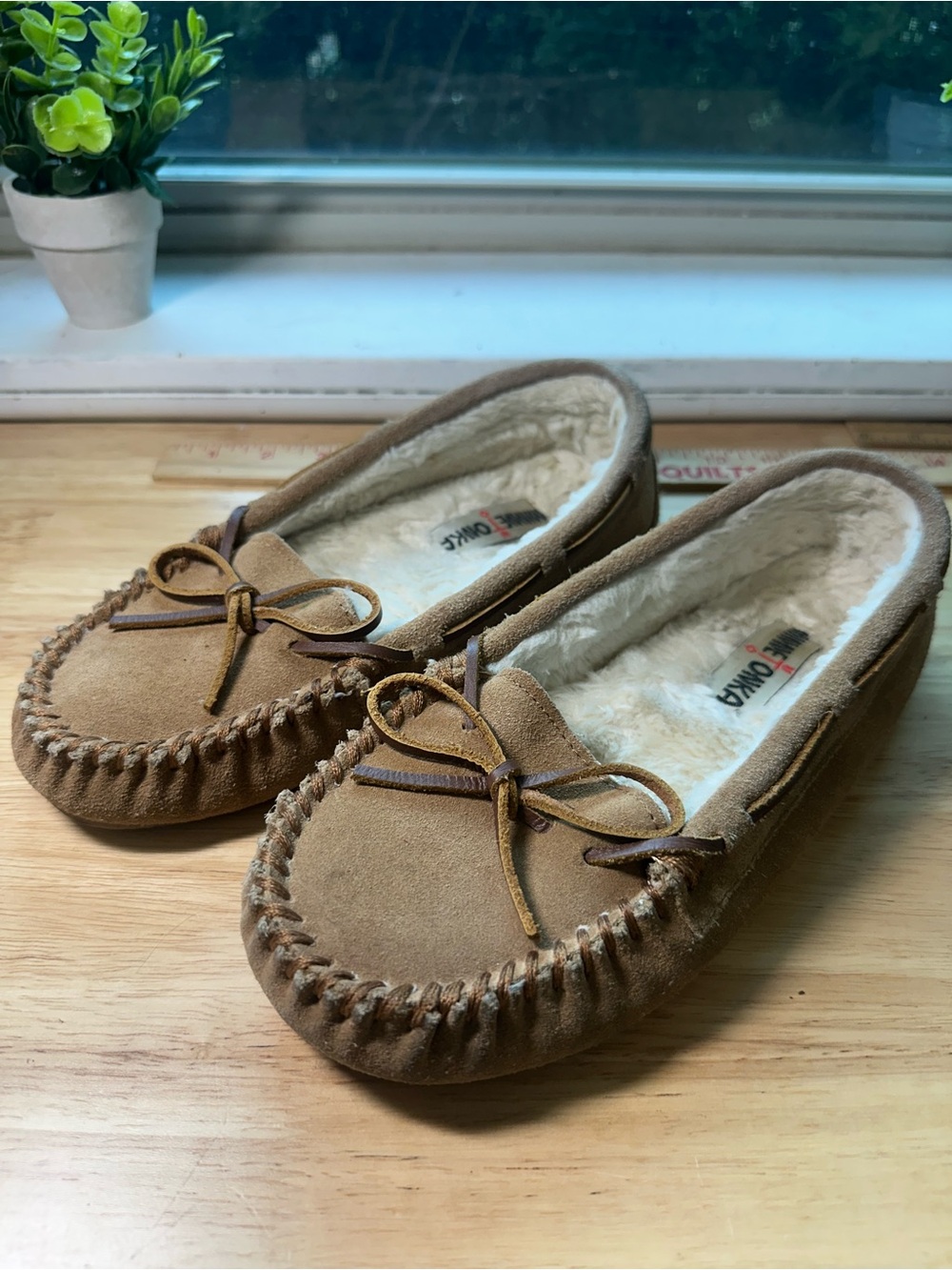 Minnetonka Tan Suede Moccasin Slippers with Cream Fleece Lining women’s size 8